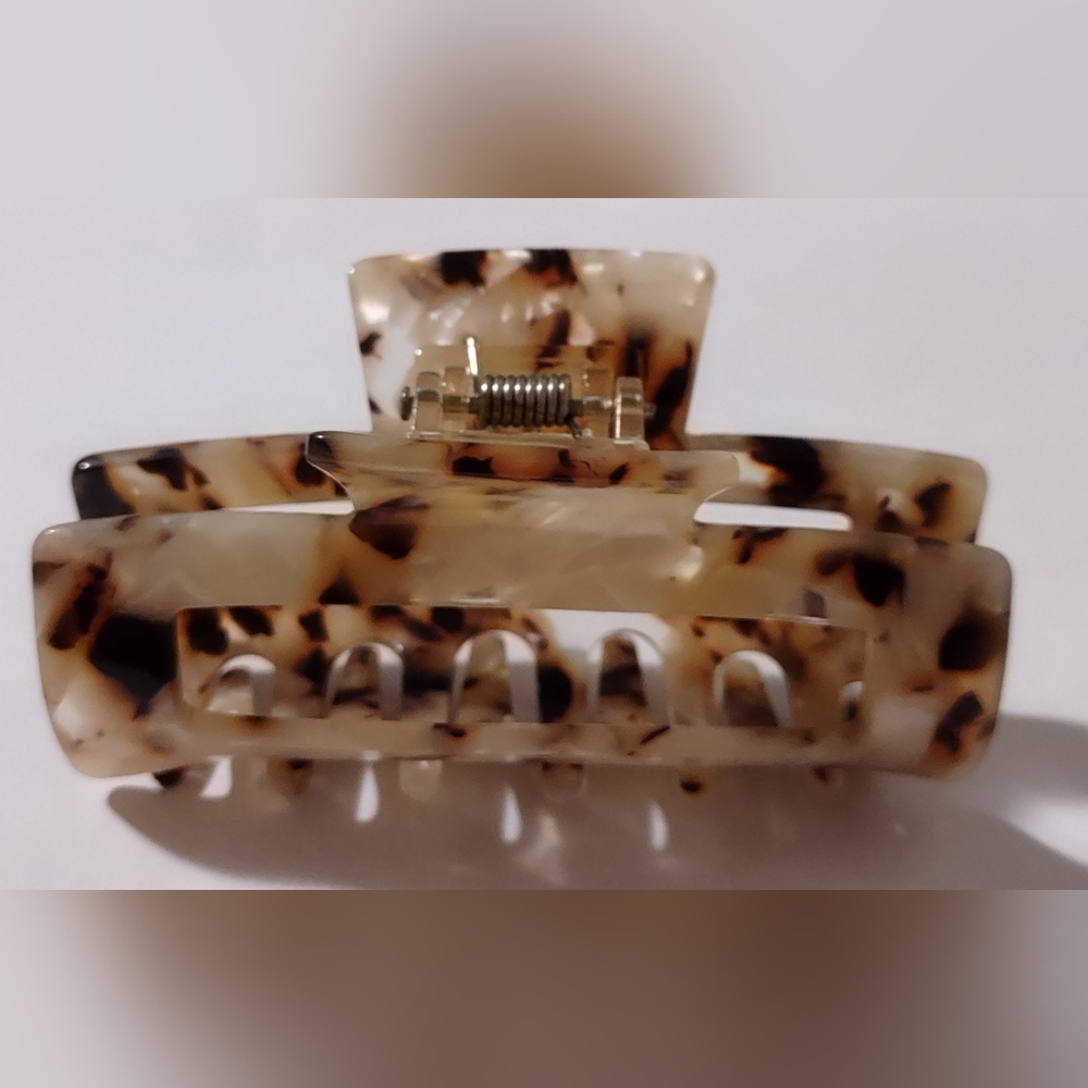 Tortoise Shell Hair Claw Clip - Picture 7 of 9